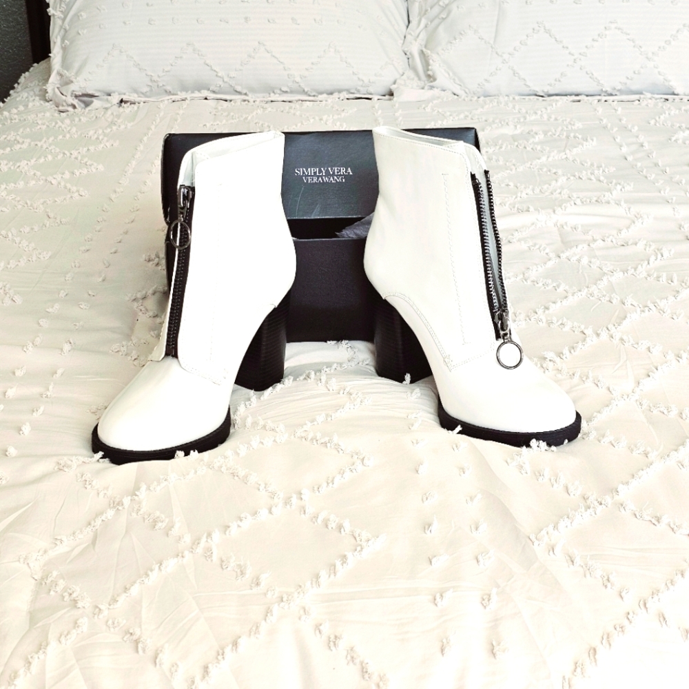 White, Size 10, Vera Wang Boots